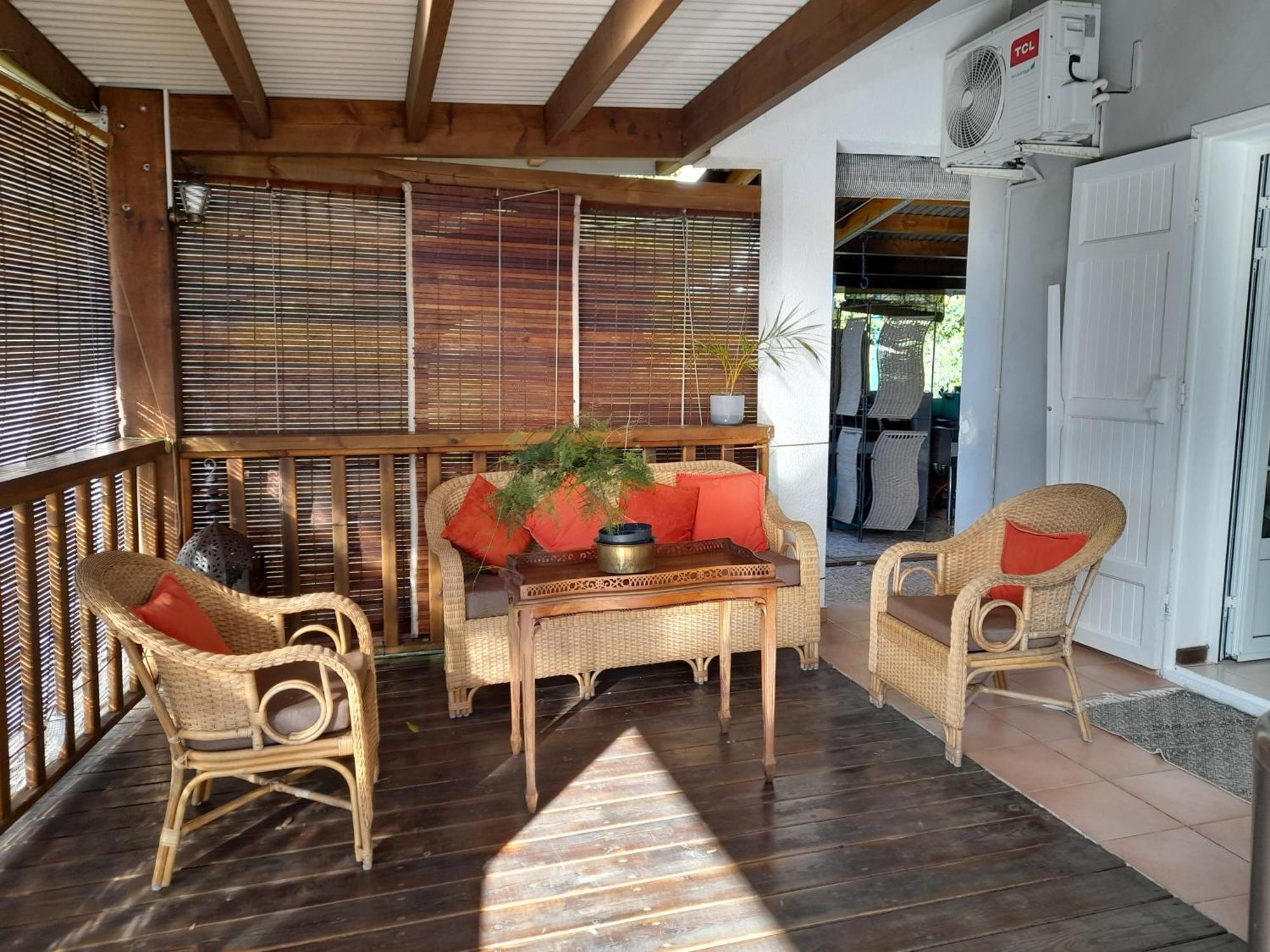 Le Val Rambaud Bed & Breakfast Saint-Denis Bagian luar foto