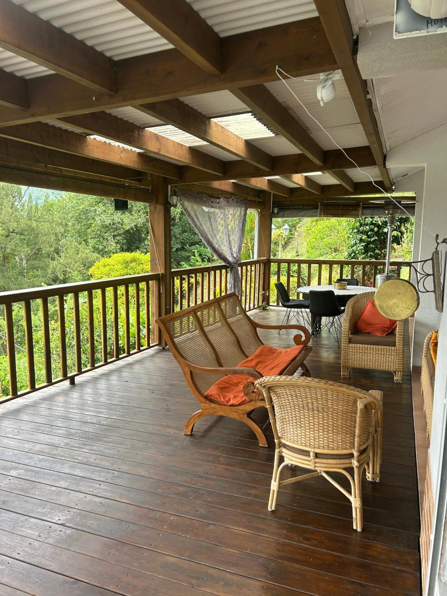 Le Val Rambaud Bed & Breakfast Saint-Denis Bagian luar foto